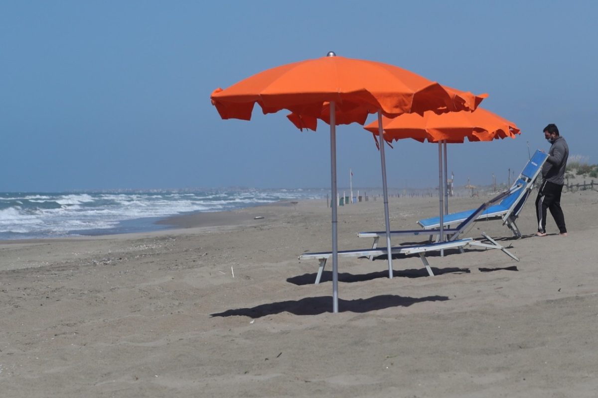 Galleria foto 'Fase 2: sulla spiaggia di Capocotta prove d’estate – Foto' - foto 7