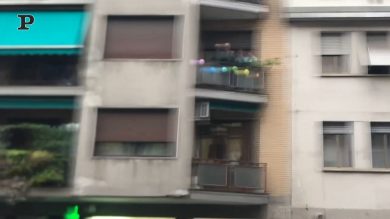 L’applauso del quartiere a Silvia Romano al suo arrivo a casa a Milano