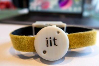 Il bracciale che misura la temperatura e la distanza con gli altri per la Fase 2