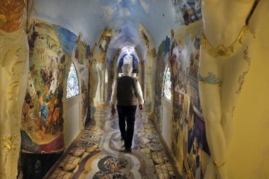 Neanche il Coronavirus piega la setta