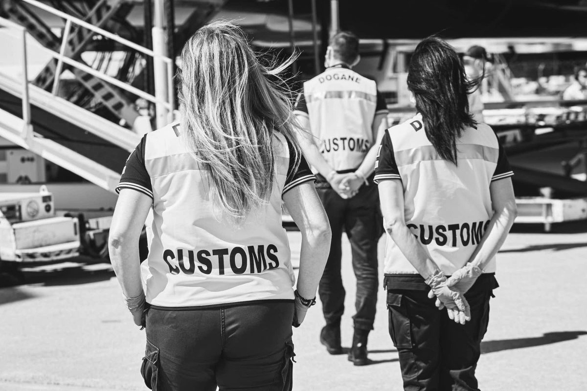 Galleria foto 'Il lungo percorso delle mascherine che arrivano in Italia senza la certificazione' - foto 23