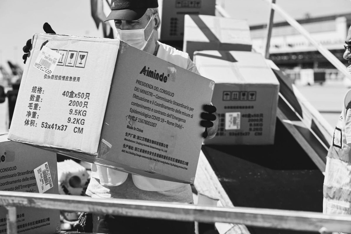 Galleria foto 'Il lungo percorso delle mascherine che arrivano in Italia senza la certificazione' - foto 24