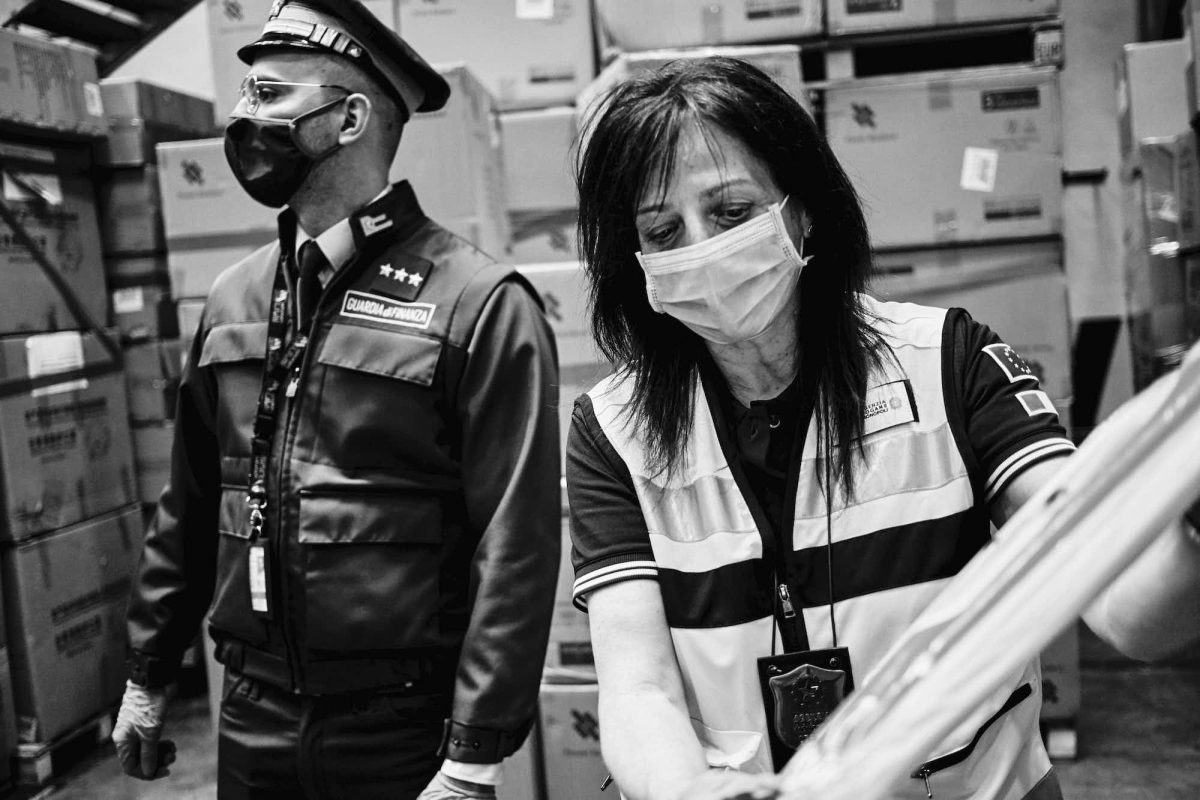 Galleria foto 'Il lungo percorso delle mascherine che arrivano in Italia senza la certificazione' - foto 11