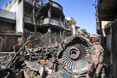 L’incidente aereo di Karachi svela che un terzo dei piloti pakistani ha una licenza falsa