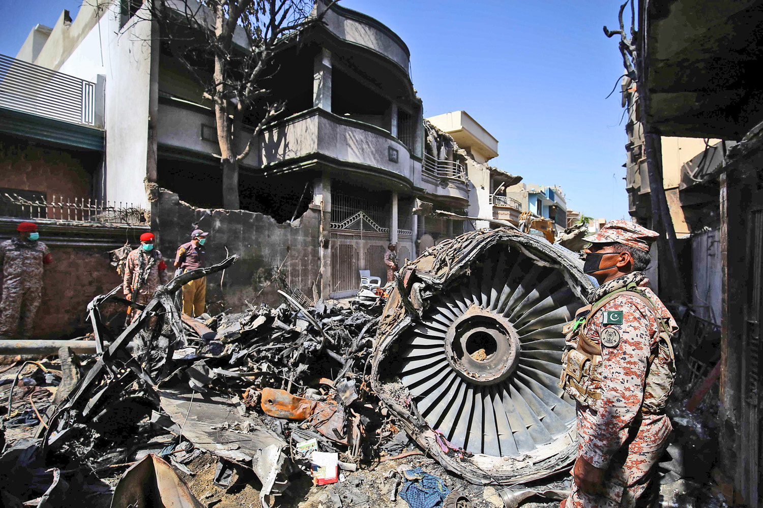 L’incidente aereo di Karachi svela che un terzo dei piloti pakistani ha una licenza falsa