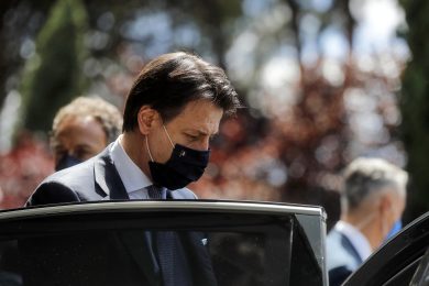 Conte temporeggia sempre. Ma con il Mes rischia di impiccare il governo