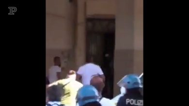 Focolaio a Mondragone, esplode la rabbia: sedie lanciate dalla finestra