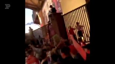 Assembrati e senza mascherina, i tifosi del Liverpool festeggiano la vittoria