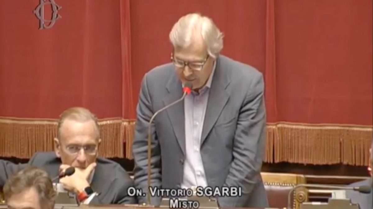 Galleria foto 'Sgarbi espulso non vuole lasciare l’Aula, portato via di peso dai commessi della Camera' - foto 3