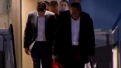 Trump con la camicia sbottonata e senza cravatta dopo il comizio flop