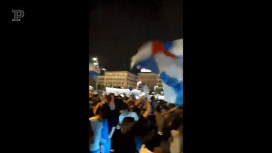 Tifosi del Napoli in strada accalcati dopo la vittoria, è polemica