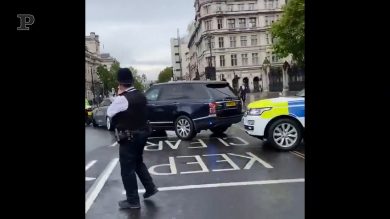 Tamponata l’auto del premier britannico Boris Johnson, il video