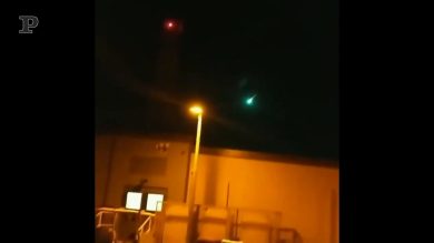 Una cometa illumina di verde la notte in Australia