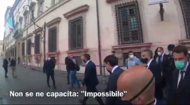 Conte contestato dalla gente a Palazzo Chigi