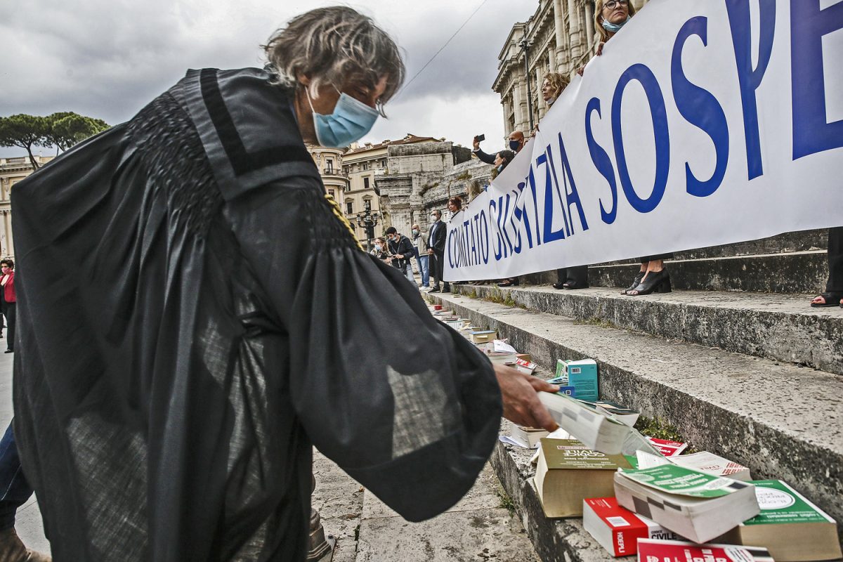 Galleria foto 'Palamara: tutti in fila dal giudice-re' - foto 3
