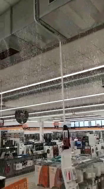 Maltempo: negozio Unieuro allagato dal temporale e