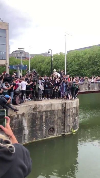 Bristol, i manifestanti gettano nel fiume la statua di Edward Colston