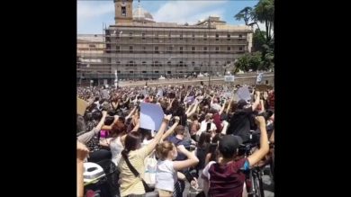 Sardine, assembramenti alla manifestazione contro il razzismo ma nessuno protesta