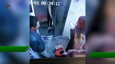 Il cane rischia di strozzarsi in ascensore, ma nessuno alza un dito