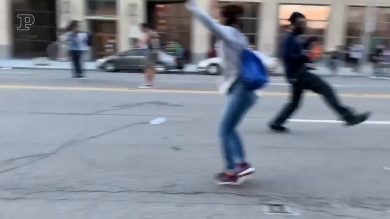 Scontri Usa, polizia spara e colpisce una manifestante