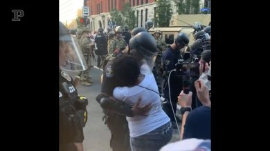 Scontri Usa, l’abbraccio tra l’agente e la manifestante