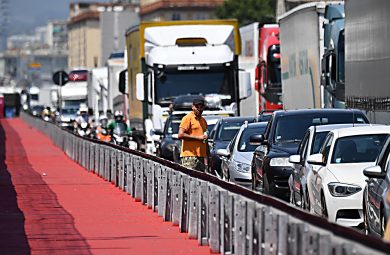 Mentre la De MIcheli tratta con Atlantia la gente in Liguria paga con le code ed i pedaggi