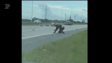 La moto si impenna e il motociclista cade, ma è illeso