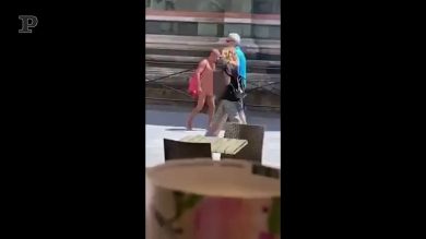 Uomo nudo in piazza Duomo a Firenze, il video shock