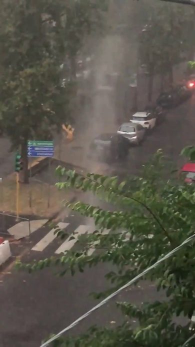 Milano, la bomba d’acqua trasforma i tombini in geyser