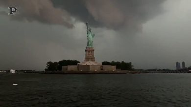 Fulmine colpisce la Statua della Libertà a New York
