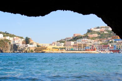 Ponza D’Autore torna con una nuova domanda: «Ricominciamo?»