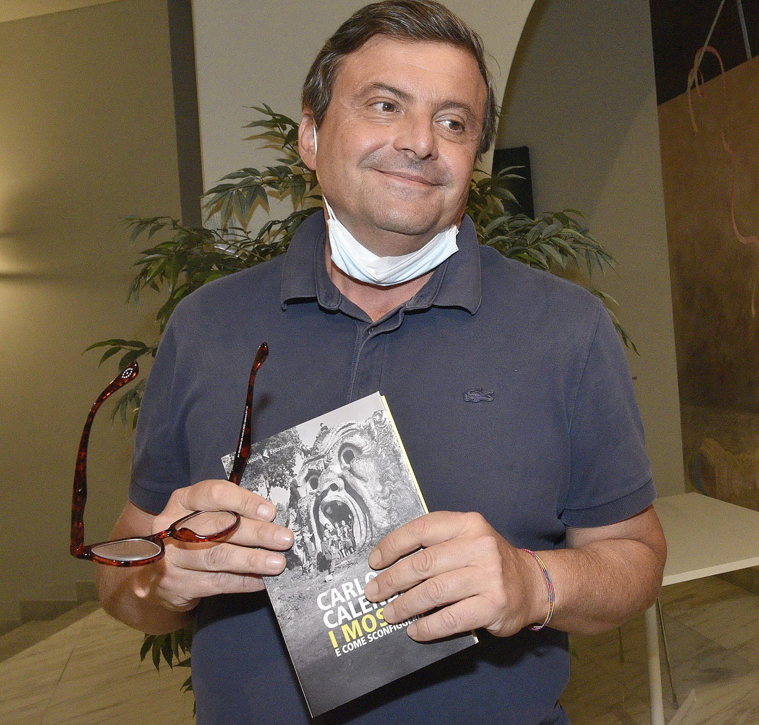 Calenda: «Italia fuori controllo: a fine 2021 un debito sopra il 170%»