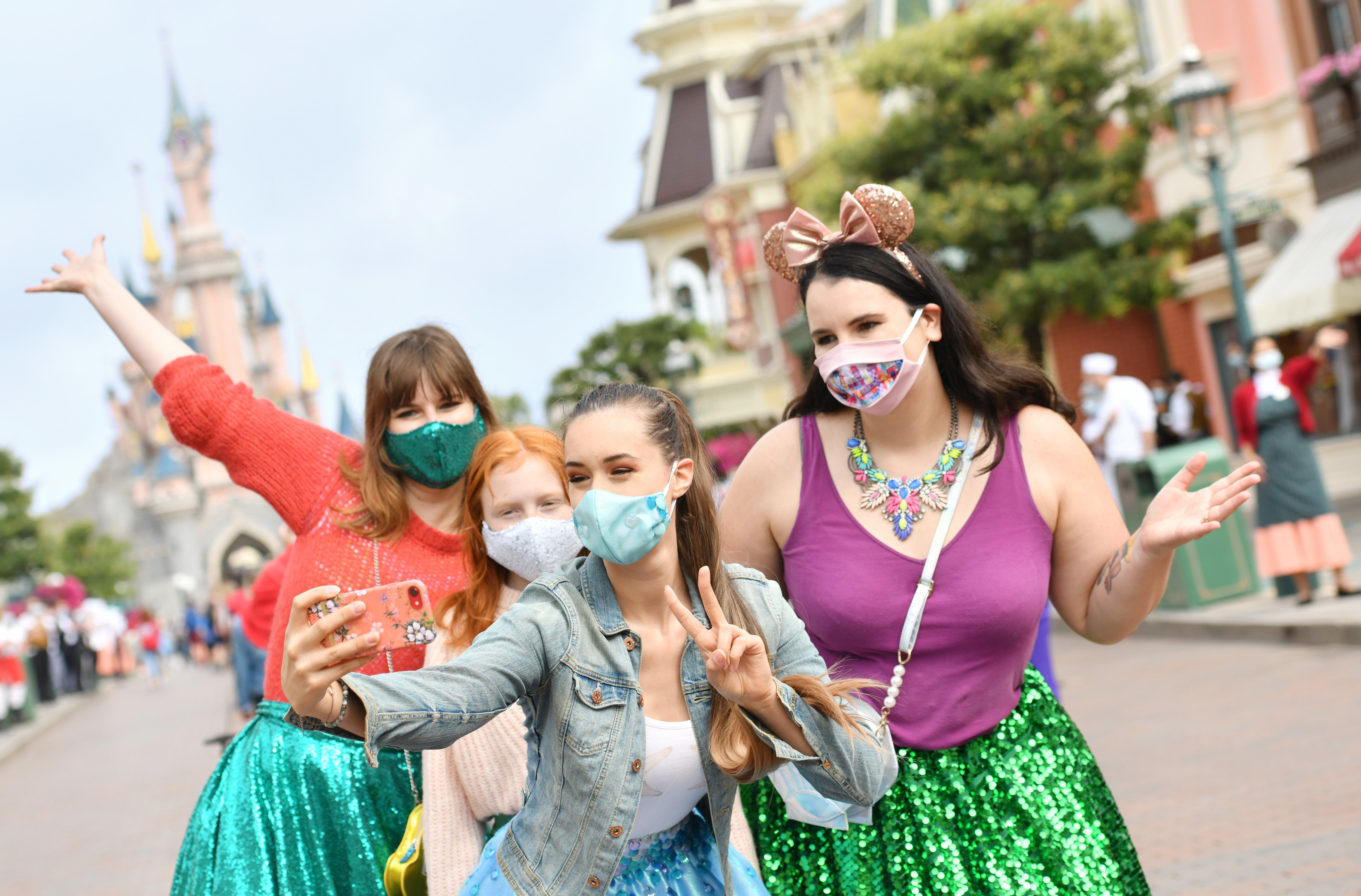 La nuova normalità di Disneyland Paris: mascherine e selfie con i personaggi. La magia? È garantita La nuova normalità di Disneyland Paris: mascherine e selfie con i personaggi. La magia? È garantita