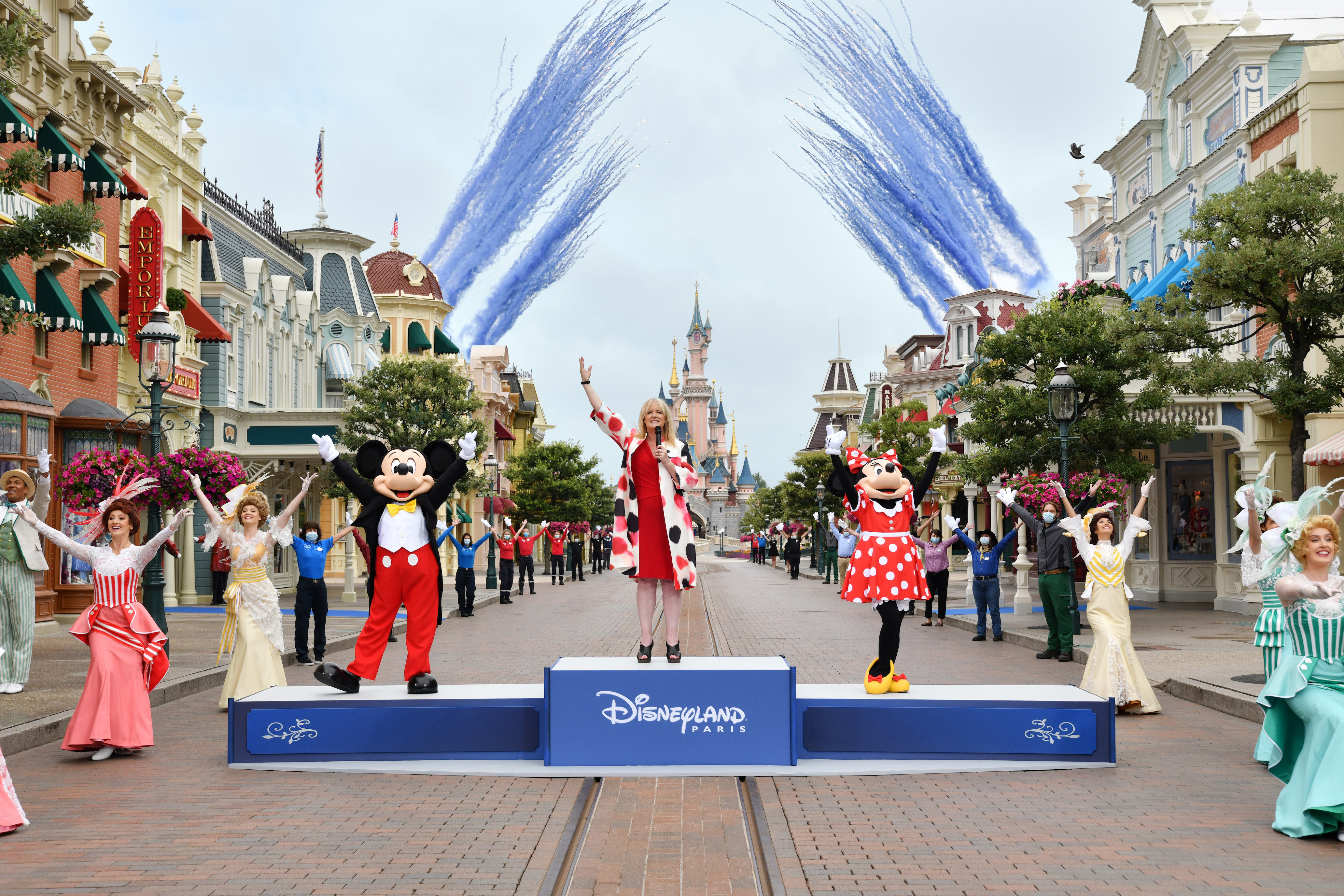 La nuova normalità di Disneyland Paris: mascherine e selfie con i personaggi. La magia? È garantita La nuova normalità di Disneyland Paris: mascherine e selfie con i personaggi. La magia? È garantita