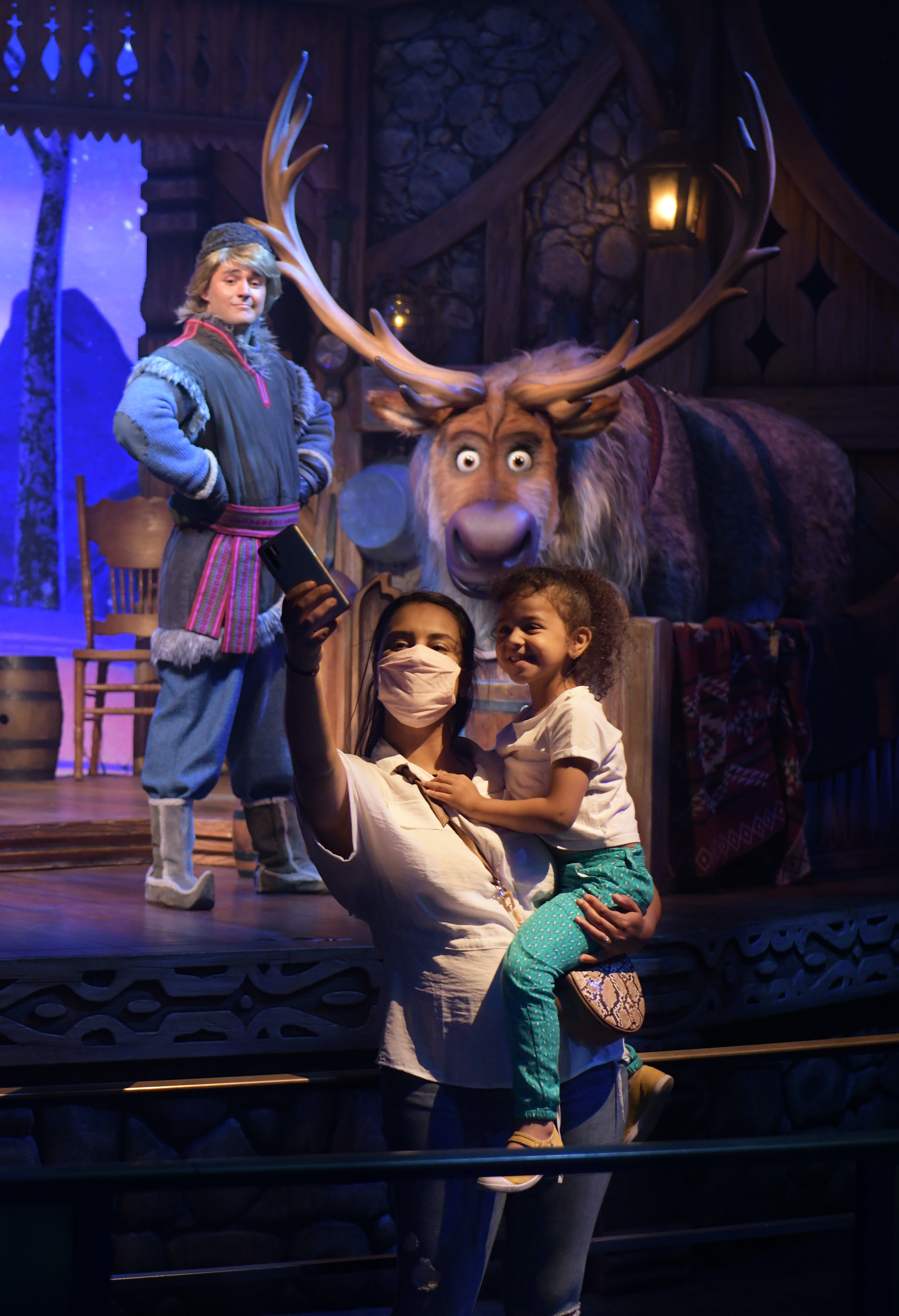 La nuova normalità di Disneyland Paris: mascherine e selfie con i personaggi. La magia? È garantita La nuova normalità di Disneyland Paris: mascherine e selfie con i personaggi. La magia? È garantita