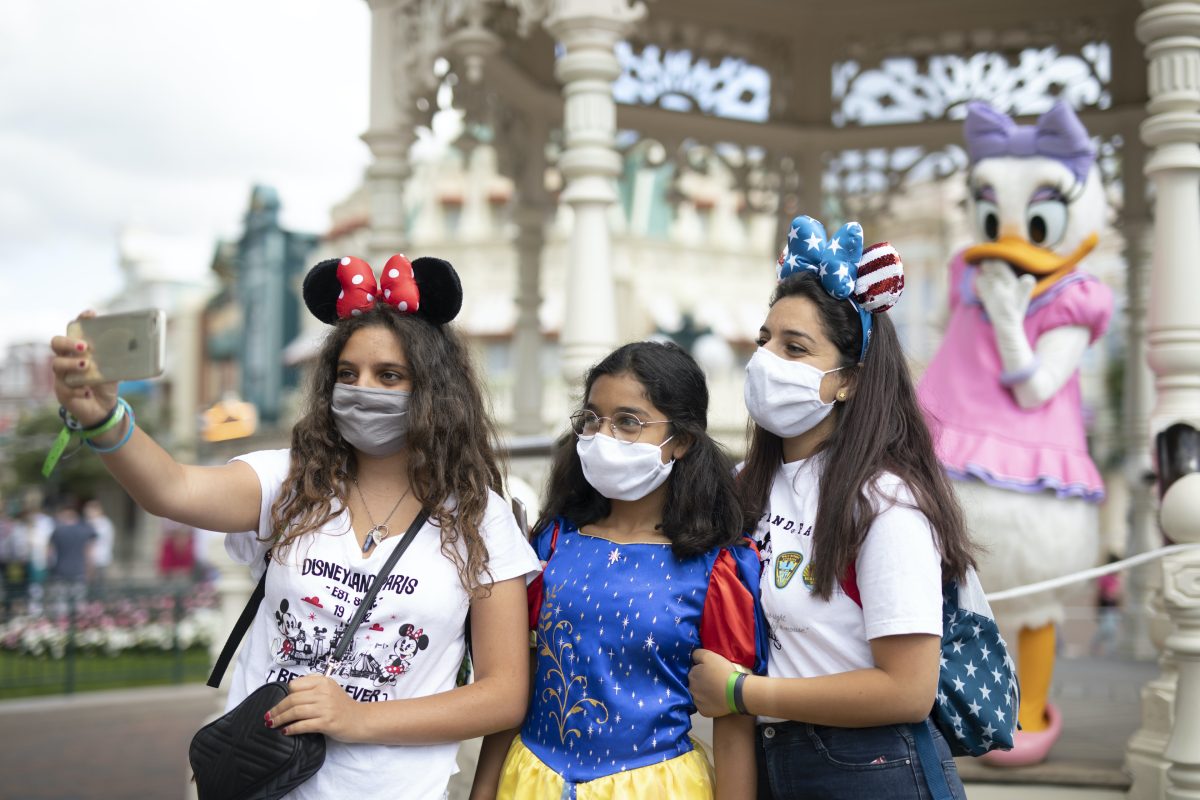 Galleria foto 'La nuova normalità di Disneyland Paris: mascherine e selfie con i personaggi. La magia? È garantita' - foto 25