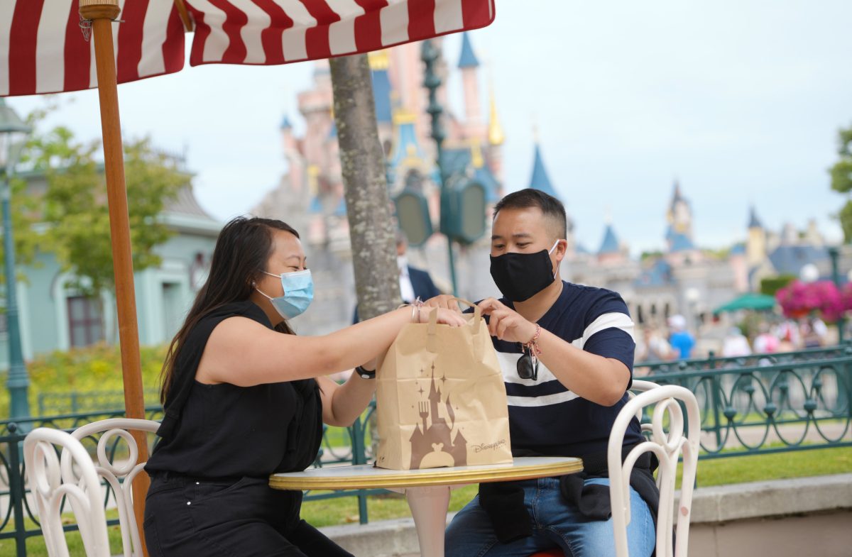 Galleria foto 'La nuova normalità di Disneyland Paris: mascherine e selfie con i personaggi. La magia? È garantita' - foto 24