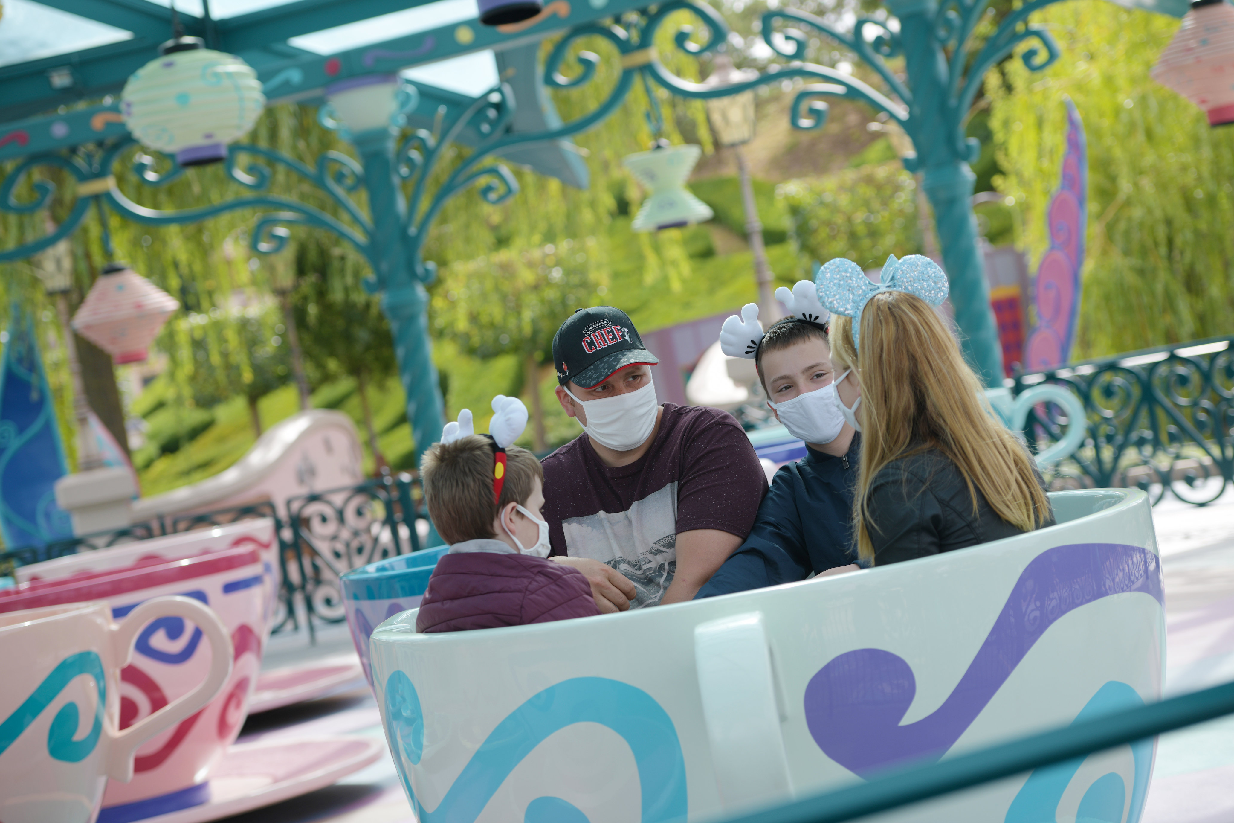 La nuova normalità di Disneyland Paris: mascherine e selfie con i personaggi. La magia? È garantita La nuova normalità di Disneyland Paris: mascherine e selfie con i personaggi. La magia? È garantita