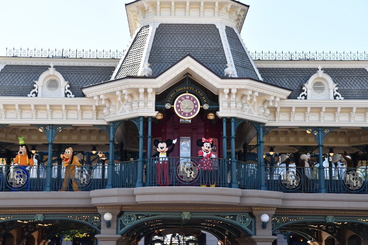 La nuova normalità di Disneyland Paris: mascherine e selfie con i personaggi. La magia? È garantita La nuova normalità di Disneyland Paris: mascherine e selfie con i personaggi. La magia? È garantita