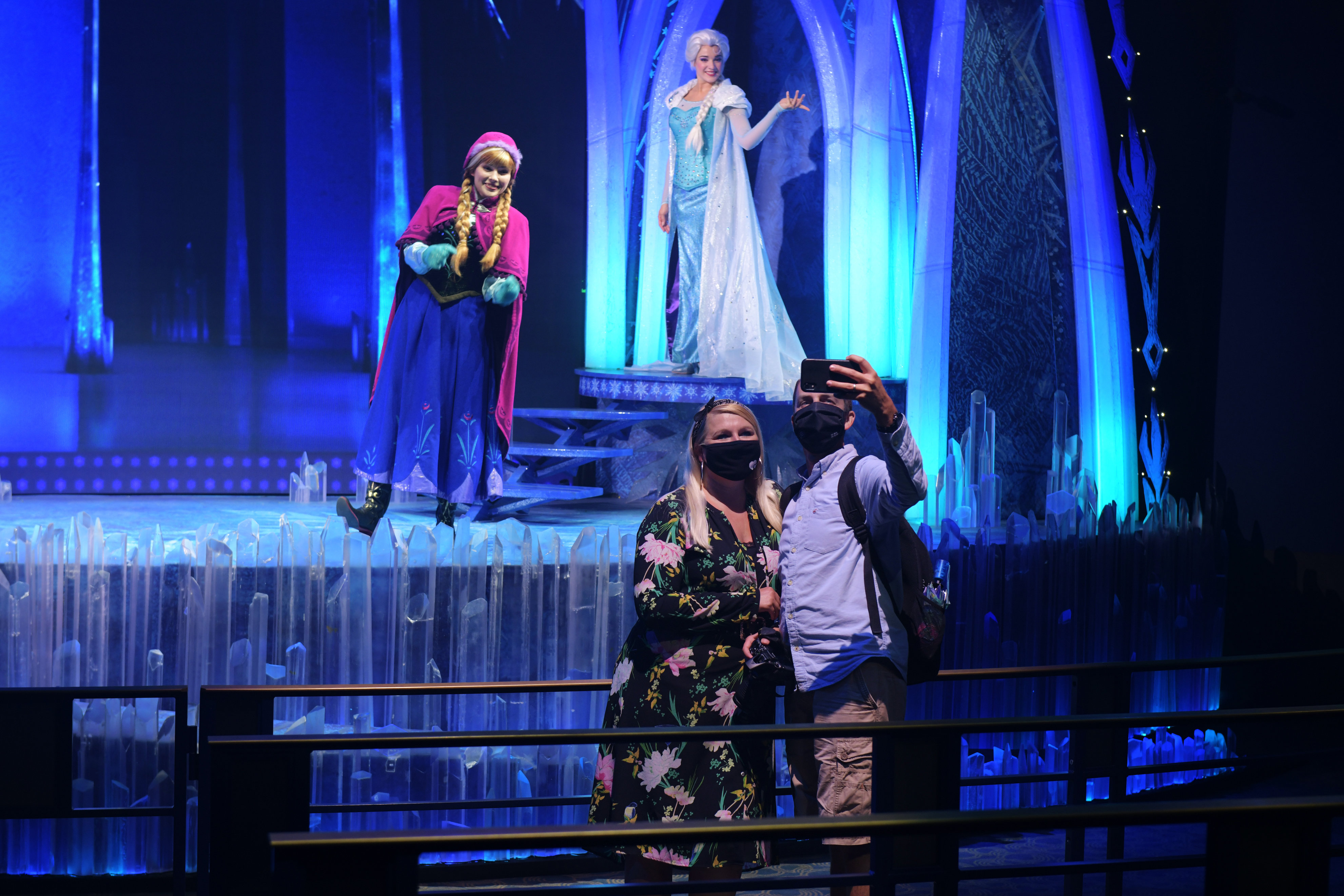 La nuova normalità di Disneyland Paris: mascherine e selfie con i personaggi. La magia? È garantita La nuova normalità di Disneyland Paris: mascherine e selfie con i personaggi. La magia? È garantita