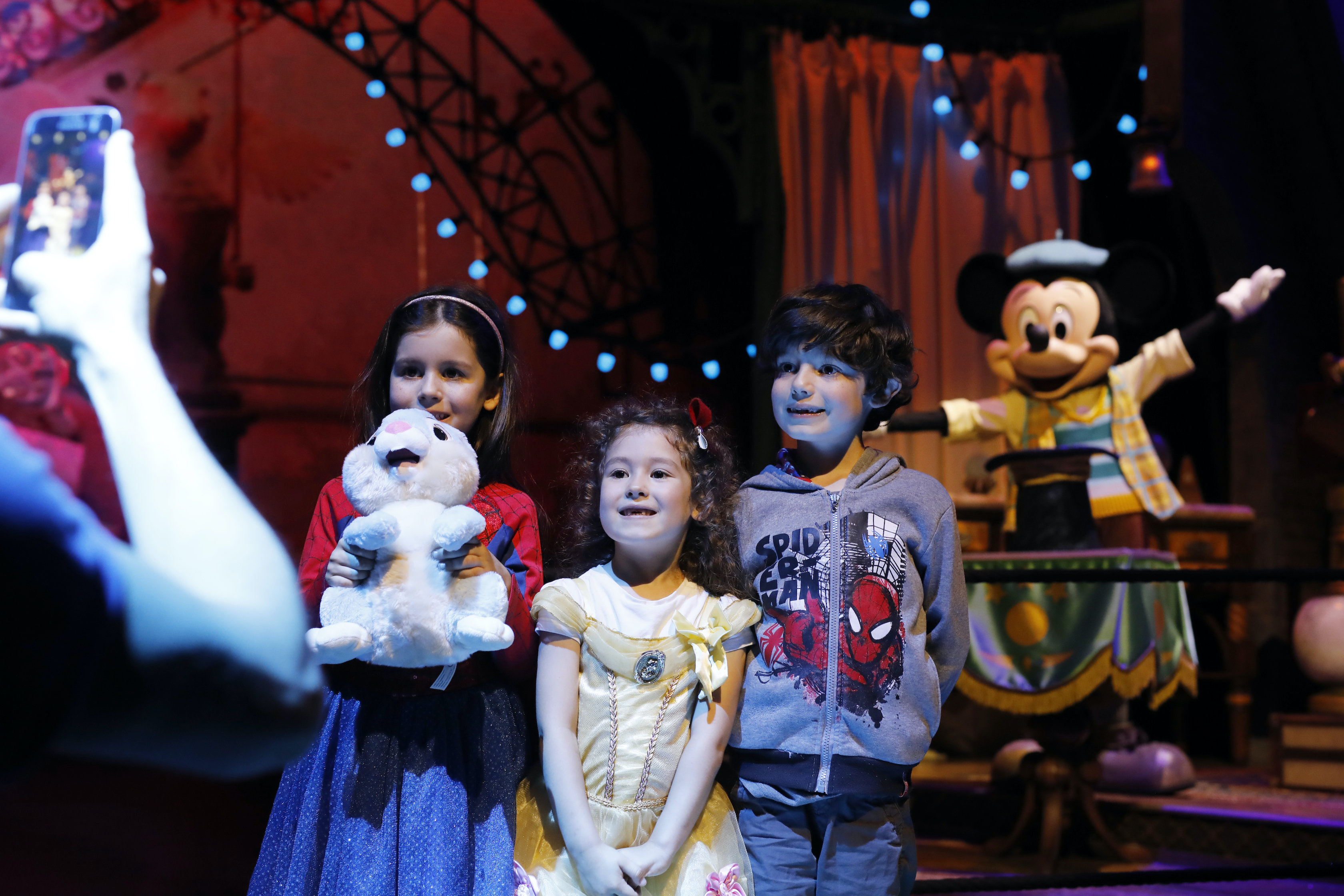 La nuova normalità di Disneyland Paris: mascherine e selfie con i personaggi. La magia? È garantita La nuova normalità di Disneyland Paris: mascherine e selfie con i personaggi. La magia? È garantita