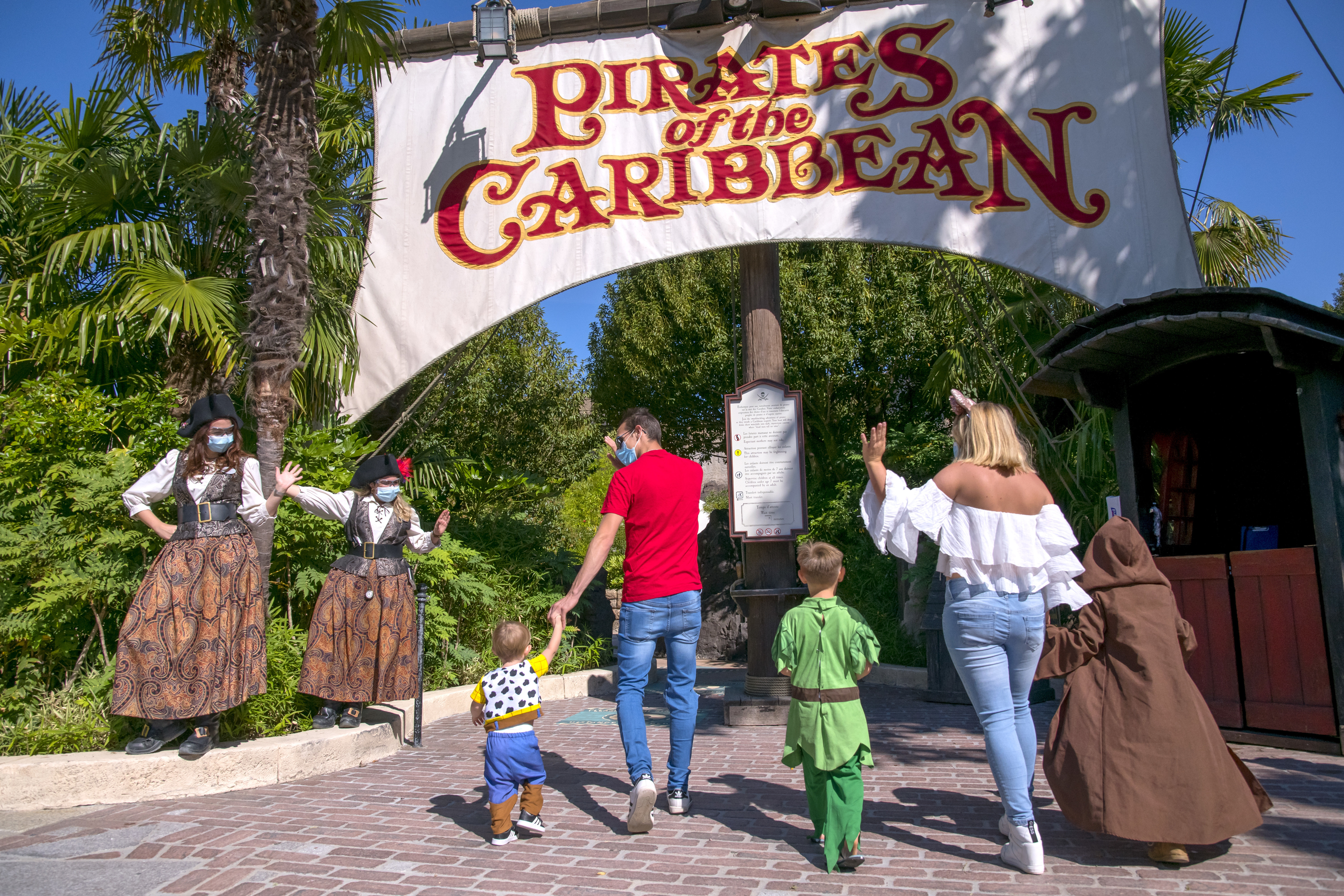 La nuova normalità di Disneyland Paris: mascherine e selfie con i personaggi. La magia? È garantita La nuova normalità di Disneyland Paris: mascherine e selfie con i personaggi. La magia? È garantita