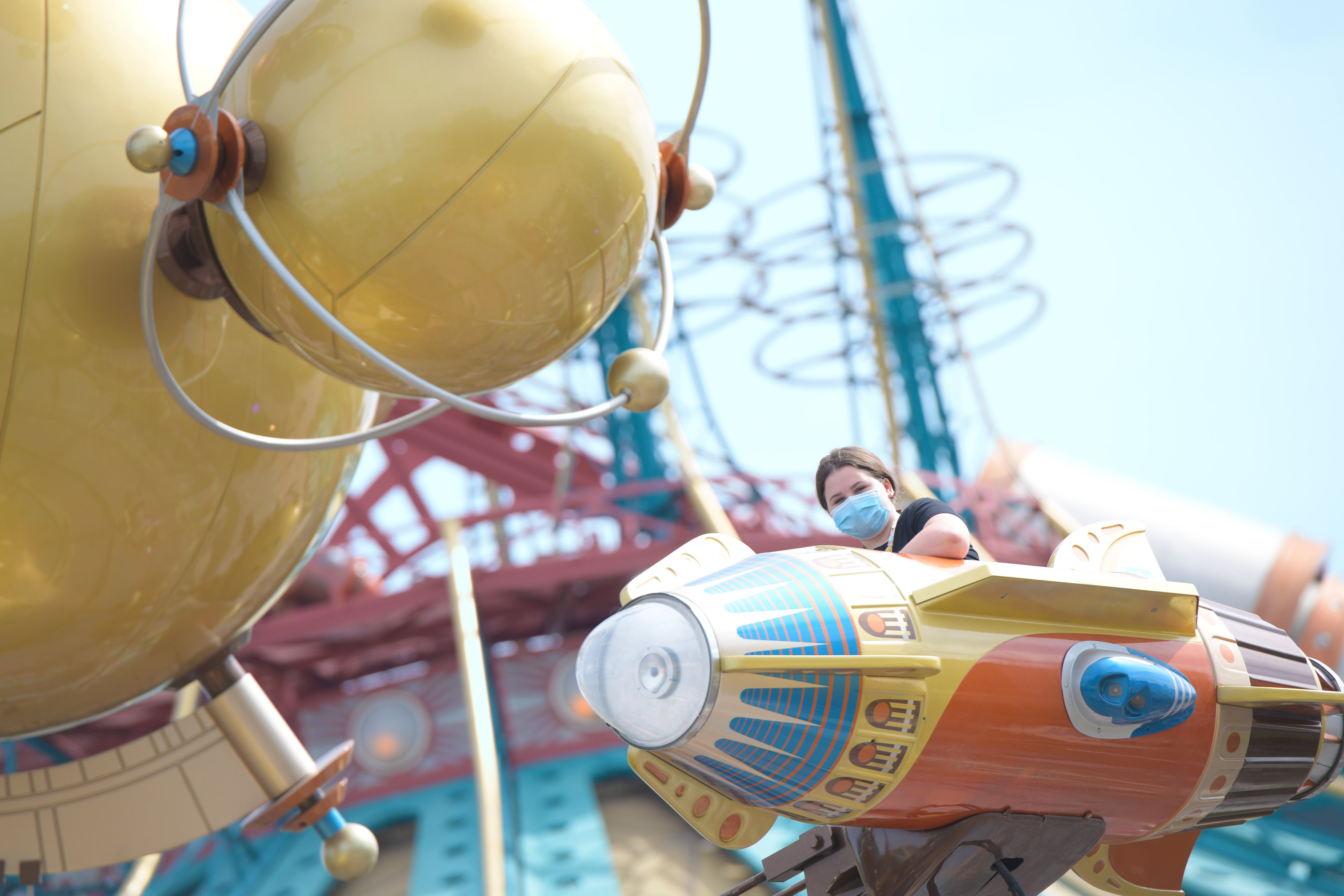 La nuova normalità di Disneyland Paris: mascherine e selfie con i personaggi. La magia? È garantita La nuova normalità di Disneyland Paris: mascherine e selfie con i personaggi. La magia? È garantita