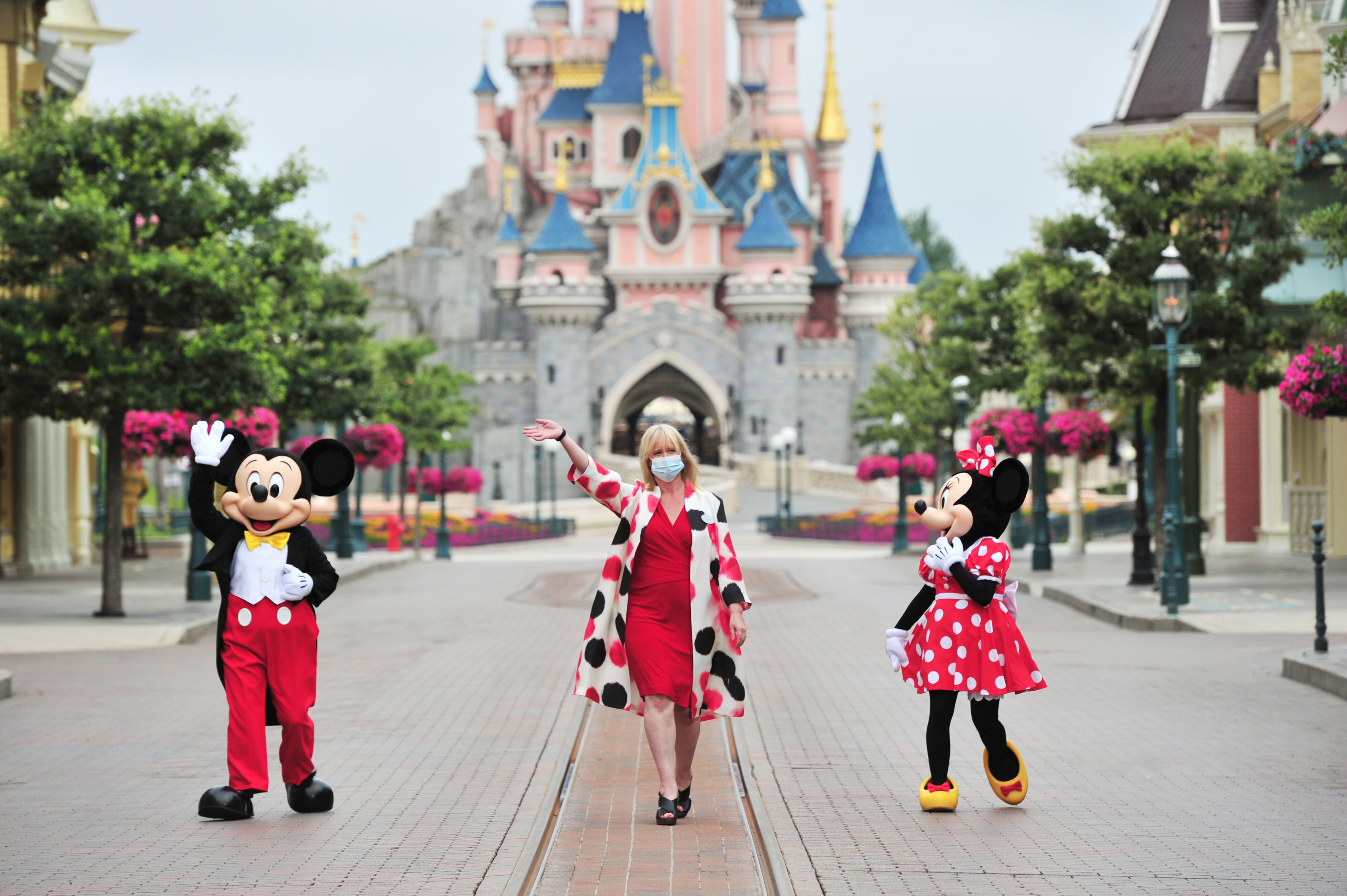 La nuova normalità di Disneyland Paris: mascherine e selfie con i personaggi. La magia? È garantita La nuova normalità di Disneyland Paris: mascherine e selfie con i personaggi. La magia? È garantita