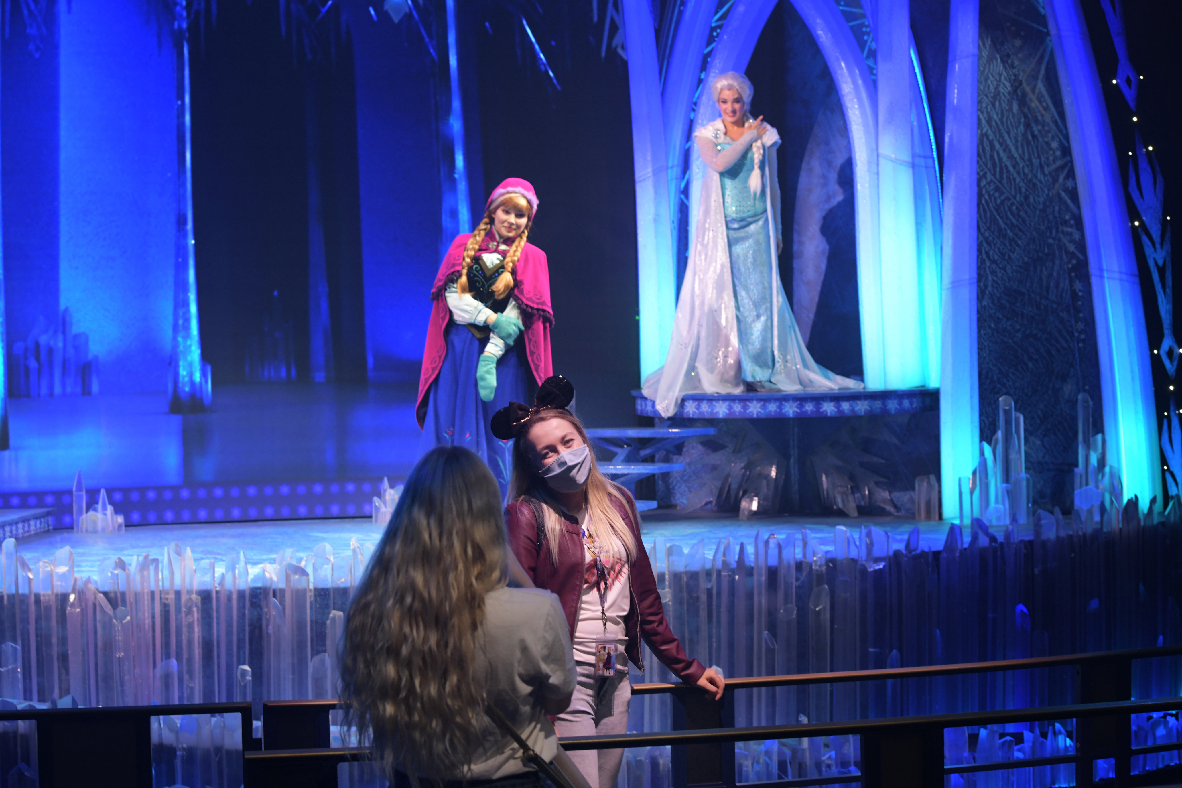 La nuova normalità di Disneyland Paris: mascherine e selfie con i personaggi. La magia? È garantita La nuova normalità di Disneyland Paris: mascherine e selfie con i personaggi. La magia? È garantita