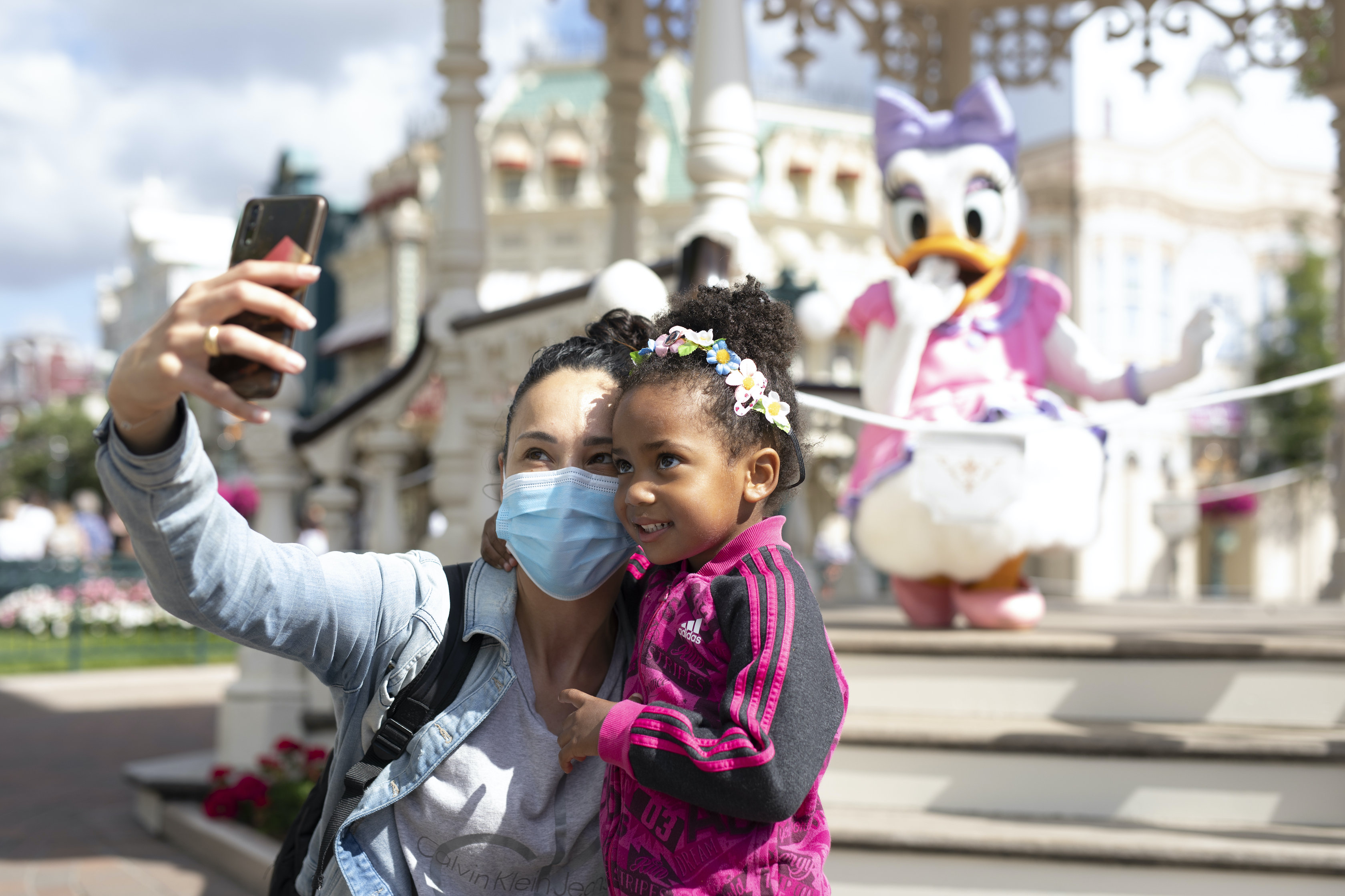 La nuova normalità di Disneyland Paris: mascherine e selfie con i personaggi. La magia? È garantita La nuova normalità di Disneyland Paris: mascherine e selfie con i personaggi. La magia? È garantita