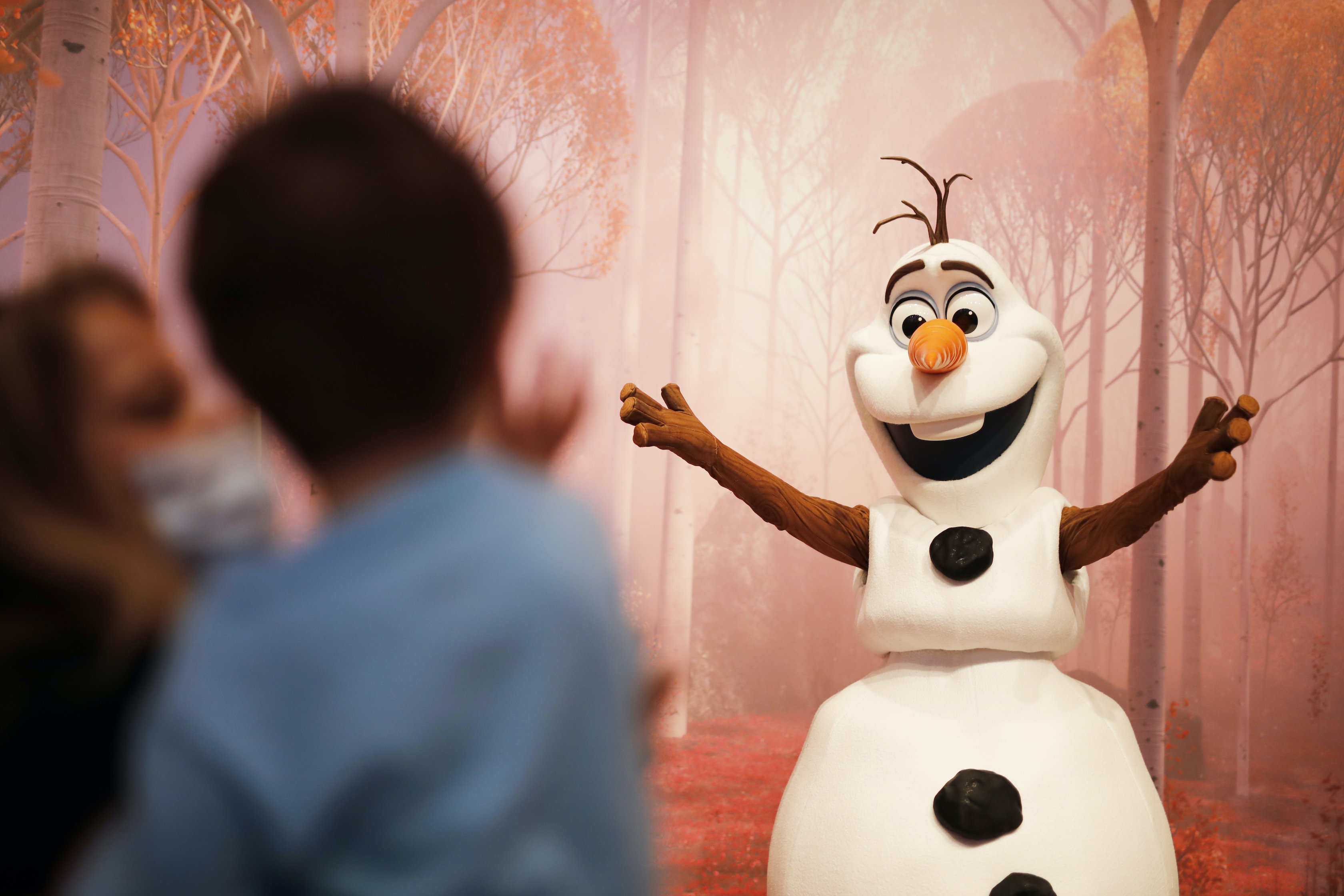 La nuova normalità di Disneyland Paris: mascherine e selfie con i personaggi. La magia? È garantita La nuova normalità di Disneyland Paris: mascherine e selfie con i personaggi. La magia? È garantita