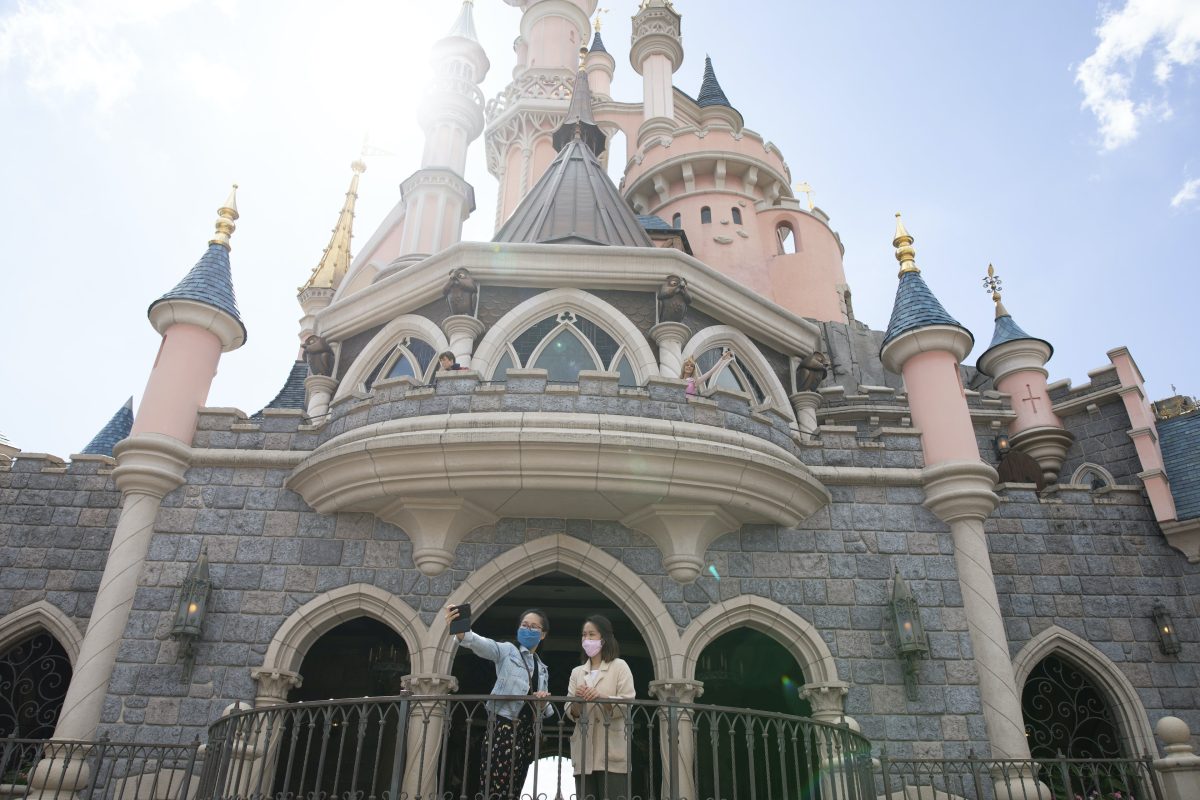 Galleria foto 'La nuova normalità di Disneyland Paris: mascherine e selfie con i personaggi. La magia? È garantita' - foto 8