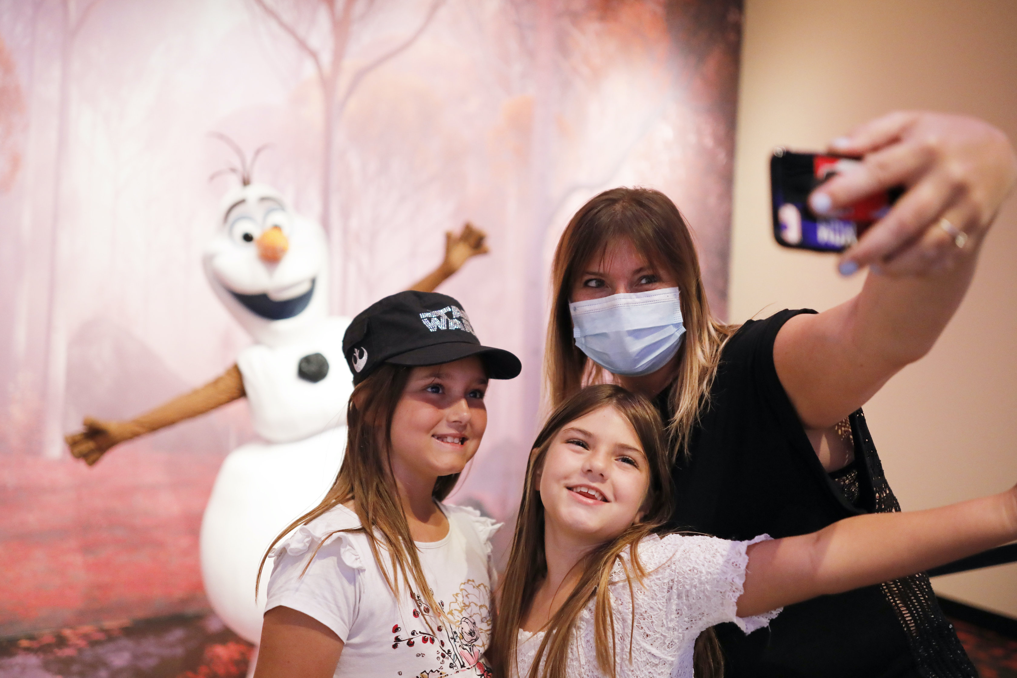 La nuova normalità di Disneyland Paris: mascherine e selfie con i personaggi. La magia? È garantita La nuova normalità di Disneyland Paris: mascherine e selfie con i personaggi. La magia? È garantita