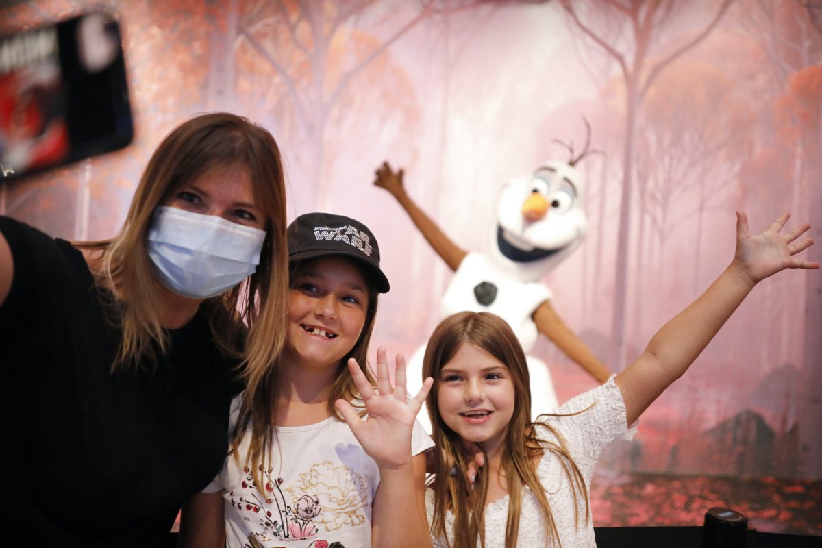 Galleria foto 'La nuova normalità di Disneyland Paris: mascherine e selfie con i personaggi. La magia? È garantita' - foto 6